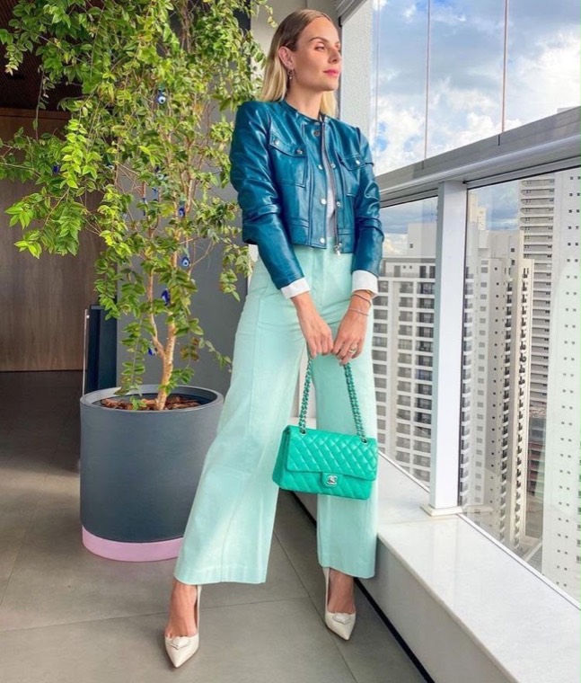 Calça verde-água, jaqueta azul petróleo e bolsa verde
