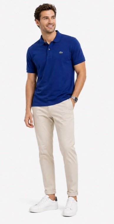 Polo azul royal e calça bege